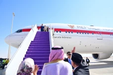 Presiden Jokowi Bertolak...