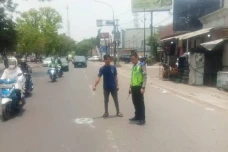 Gagal Menyalip, Pemotor...