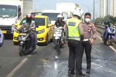 Ada Tumpahan Oli, Sejumlah...