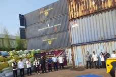 Ribuan Bal Pakaian Impor...