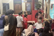 Senyum Belasan Anak...