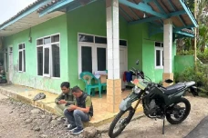 2 Warga Kebonpedes Sukabumi...