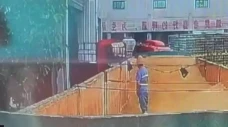 Marah kepada Rekan Kerjanya,...