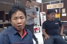 Brutal, Preman Keroyok...