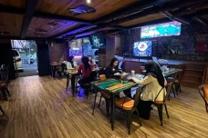 Wooden Bar, Padukan...