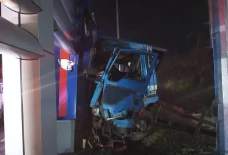 Tabrak Beton Pembatas...