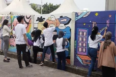 Rayakan HUT ke-34 MNC,...