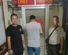 Aniaya Warga yang Nongkrong...