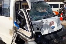 Minibus Tabrak Angkutan...