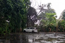 Mobil Ringsek Tertimpa...