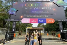 Demi Nonton Konser Coldplay...