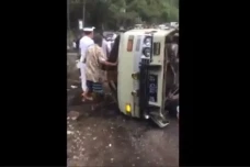 Minibus Angkut Belasan...