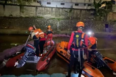 Tim SAR Sisir Dua Lokasi...