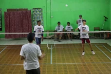 Gelar Badminton, Relawan...