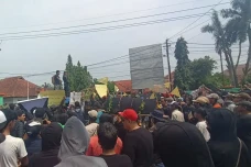 Warga Ramai-ramai Kepung...