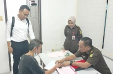 Polda Kepri Serahkan...