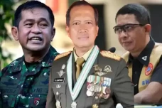 Perbandingan Karier...