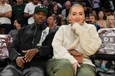 Adele Pamer Cincin Kawin...