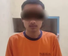 Gasak Kotak Berisi Perhiasan,...