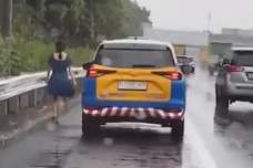 Viral! Perempuan Jalan...