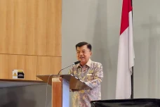 JK Singgung Proyek Mobil...