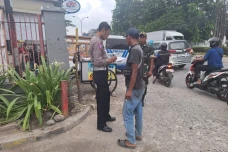 Pedagang Buah di Bekasi...