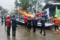 Hujan Angin, Papan Reklame...