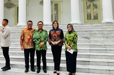 Hadiri Peluncuran Sertifikat...
