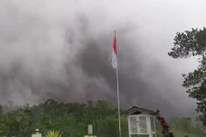 Gunung Merapi Muntahkan...