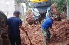 Bersihkan Material Longsor...