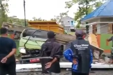Truk Pengangkut Sampah...