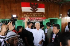 Ganjar Kunjungi Rumah...