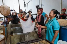 Dicurhati Perajin Tahu...