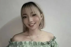 Penyanyi Malaysia Xu...