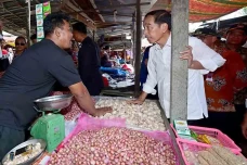 Kunjungi Pasar Waru...