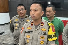 Polisi Aniaya Ibu Bhayangkari...