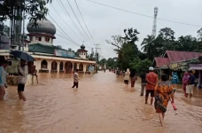 Banjir dan Longsor Kepung...