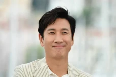 Dispatch Sebut Lee Sun...