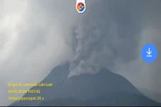 Gunung Lewotobi Laki-laki...