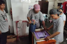 Kaos Rakyat, Gerakan...