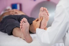 Terapi Pijat Kaki Ampuh...