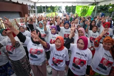 Bantu Ekonomi Rakyat,...