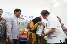 Tinjau Bantuan Pangan...