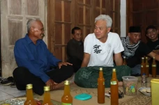 Ganjar Pranowo Ngewedang...