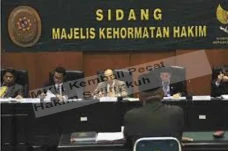 2 Kali Selingkuh, Hakim...
