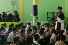 TGB Kunjungi Pesantren...