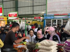 Minggu Pagi, Atikoh...
