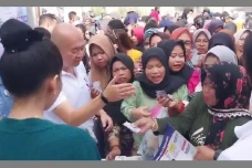 Lewat Kegiatan Sosial,...