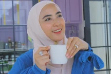 Profil April Jasmine,...