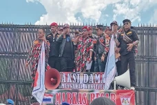 Datangi Gedung DPR,...